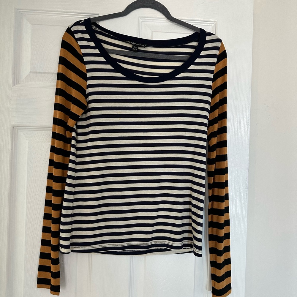 Elizabeth and James sz M EUC long sleeved top